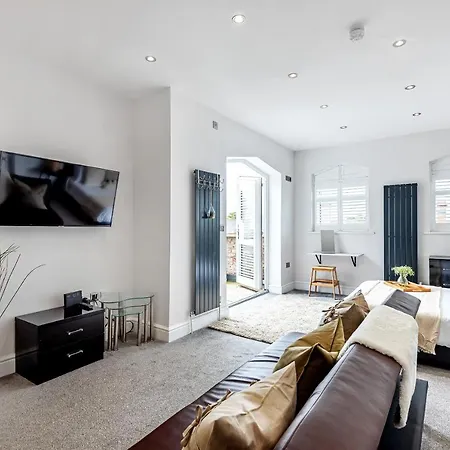 Locket - Cosy With Balcony Apartment
